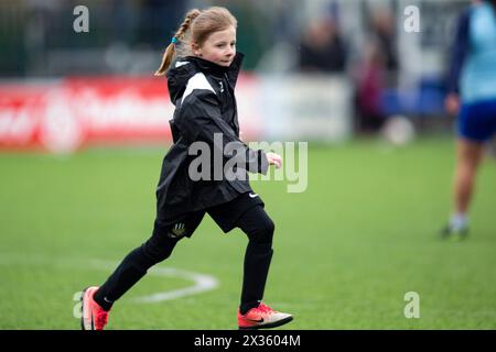 Tondu United Girls in der Halbzeit. Cardiff traf gegen Cardiff City im Genera Adrian Trophy Finale im Bryntirion Park am 12. März 2023. Stockfoto