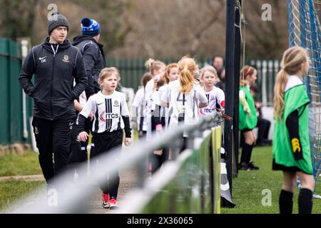 Tondu vereinte Mädchen in der ersten Halbzeit. Cardiff traf gegen Cardiff City im Genera Adrian Trophy Finale im Bryntirion Park am 12. März 2023. Stockfoto