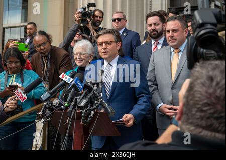 NEW YORK, NEW YORK - 24. APRIL: Sprecher des House Mike Johnson (R-LA) spricht während einer Pressekonferenz an der Columbia University am 24. April 2024 in New York. Johnson besuchte den Campus, als Schulverwalter und pro-palästinensische Schülerprotestierende Fortschritte bei den Verhandlungen machten, nachdem die Schule eine Mitternachtsfrist für die Auflösung des Lagers festgelegt hatte und eine Verlängerung um 48 Stunden vereinbart hatte. Johnson hat den Rücktritt des Präsidenten der Columbia University Minouche Shafik gefordert. Stockfoto