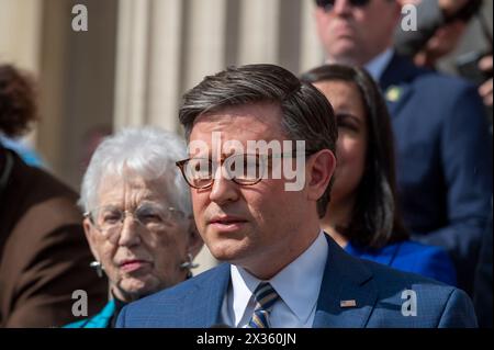 NEW YORK, NEW YORK - 24. APRIL: Sprecher des House Mike Johnson (R-LA) spricht während einer Pressekonferenz an der Columbia University am 24. April 2024 in New York. Johnson besuchte den Campus, als Schulverwalter und pro-palästinensische Schülerprotestierende Fortschritte bei den Verhandlungen machten, nachdem die Schule eine Mitternachtsfrist für die Auflösung des Lagers festgelegt hatte und eine Verlängerung um 48 Stunden vereinbart hatte. Johnson hat den Rücktritt des Präsidenten der Columbia University Minouche Shafik gefordert. Stockfoto