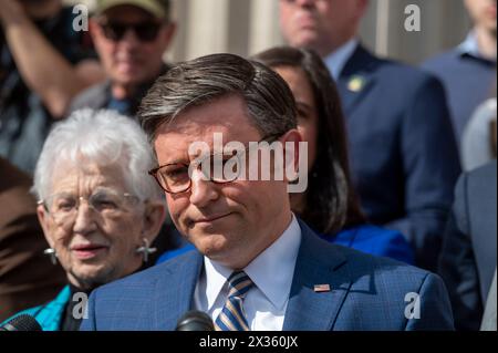 NEW YORK, NEW YORK - 24. APRIL: Sprecher des House Mike Johnson (R-LA) spricht während einer Pressekonferenz an der Columbia University am 24. April 2024 in New York. Johnson besuchte den Campus, als Schulverwalter und pro-palästinensische Schülerprotestierende Fortschritte bei den Verhandlungen machten, nachdem die Schule eine Mitternachtsfrist für die Auflösung des Lagers festgelegt hatte und eine Verlängerung um 48 Stunden vereinbart hatte. Johnson hat den Rücktritt des Präsidenten der Columbia University Minouche Shafik gefordert. Stockfoto
