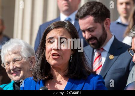 NEW YORK, NEW YORK – 24. APRIL: Die US-Repräsentantin Nicole Malliotakis (R-NY) spricht während einer Pressekonferenz an der Columbia University am 24. April 2024 in New York. Der Sprecher des Repräsentantenhauses Mike Johnson besuchte den Campus, als Schulverwalter und pro-palästinensische Schülerprotestierende Fortschritte bei den Verhandlungen machten, nachdem die Schule eine Mitternachtsfrist für die Auflösung des Lagers festgelegt hatte und eine Verlängerung um 48 Stunden vereinbart hatte. Johnson hat den Rücktritt des Präsidenten der Columbia University Minouche Shafik gefordert. Stockfoto