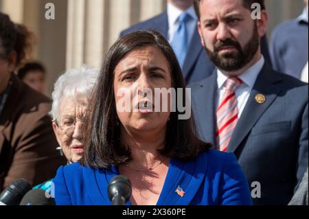 NEW YORK, NEW YORK – 24. APRIL: Die US-Repräsentantin Nicole Malliotakis (R-NY) spricht während einer Pressekonferenz an der Columbia University am 24. April 2024 in New York. Der Sprecher des Repräsentantenhauses Mike Johnson besuchte den Campus, als Schulverwalter und pro-palästinensische Schülerprotestierende Fortschritte bei den Verhandlungen machten, nachdem die Schule eine Mitternachtsfrist für die Auflösung des Lagers festgelegt hatte und eine Verlängerung um 48 Stunden vereinbart hatte. Johnson hat den Rücktritt des Präsidenten der Columbia University Minouche Shafik gefordert. Stockfoto