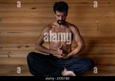 Lateinamerikanische Yogi saßen in der Position Limgan Mudra. Konzept von Yoga und Meditation Stockfoto