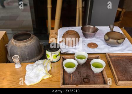 Ein Tisch mit verschiedenen Teetassen und Teekannen, einschließlich einer großen und einer kleinen. Stockfoto