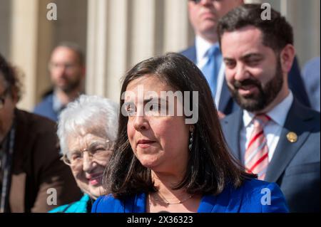 New York, New York, USA. April 2024. (NEU) Sprecher Johnson hält Remarks on Antisemitismus an der Columbia University. 24. April 2024, New York, New York, USA: Die US-Repräsentantin Nicole Malliotakis (R-NY) spricht während einer Pressekonferenz an der Columbia University am 24. April 2024 in New York. Der Sprecher des Repräsentantenhauses Mike Johnson besuchte den Campus, als Schulverwalter und pro-palästinensische Schülerprotestierende Fortschritte bei den Verhandlungen machten, nachdem die Schule eine Mitternachtsfrist für die Auflösung des Lagers festgelegt hatte und eine Verlängerung um 48 Stunden vereinbart hatte. Johnson hat die R angerufen Stockfoto