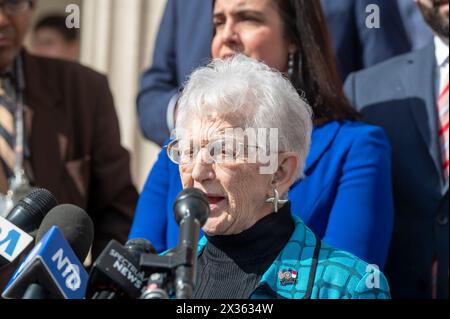 New York, New York, USA. April 2024. (NEU) Sprecher Johnson hält Remarks on Antisemitismus an der Columbia University. 24. April 2024, New York, USA: Die US-Repräsentantin Virginia Foxx (R-NY) spricht während einer Pressekonferenz an der Columbia University am 24. April 2024 in New York. Der Sprecher des Repräsentantenhauses Mike Johnson besuchte den Campus, als Schulverwalter und pro-palästinensische Schülerprotestierende Fortschritte bei den Verhandlungen machten, nachdem die Schule eine Mitternachtsfrist für die Auflösung des Lagers festgelegt hatte und eine Verlängerung um 48 Stunden vereinbart hatte. Johnson hat den Rücktritt gefordert Stockfoto