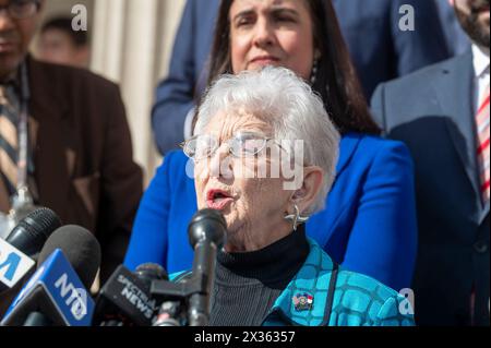 New York, New York, USA. April 2024. (NEU) Sprecher Johnson hält Remarks on Antisemitismus an der Columbia University. 24. April 2024, New York, USA: Die US-Repräsentantin Virginia Foxx (R-NY) spricht während einer Pressekonferenz an der Columbia University am 24. April 2024 in New York. Der Sprecher des Repräsentantenhauses Mike Johnson besuchte den Campus, als Schulverwalter und pro-palästinensische Schülerprotestierende Fortschritte bei den Verhandlungen machten, nachdem die Schule eine Mitternachtsfrist für die Auflösung des Lagers festgelegt hatte und eine Verlängerung um 48 Stunden vereinbart hatte. Johnson hat den Rücktritt gefordert Stockfoto