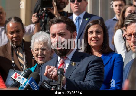 New York, New York, USA. April 2024. (NEU) Sprecher Johnson hält Remarks on Antisemitismus an der Columbia University. 24. April 2024, New York, New York, USA: US-Repräsentant Mike Lawler (R-NY) spricht während einer Pressekonferenz an der Columbia University am 24. April 2024 in New York. Der Sprecher des Repräsentantenhauses Mike Johnson besuchte den Campus, als Schulverwalter und pro-palästinensische Schülerprotestierende Fortschritte bei den Verhandlungen machten, nachdem die Schule eine Mitternachtsfrist für die Auflösung des Lagers festgelegt hatte und eine Verlängerung um 48 Stunden vereinbart hatte. Johnson hat den Rücktritt gefordert Stockfoto