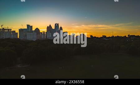 Panoramablick auf die Skyline von Atlanta bei Sonnenuntergang vom Piedmont Park Stockfoto