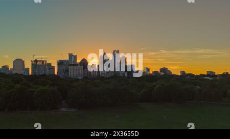 Panoramablick auf die Skyline von Atlanta bei Sonnenuntergang vom Piedmont Park Stockfoto