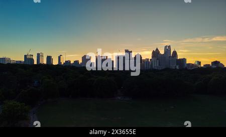 Panoramablick auf die Skyline von Atlanta bei Sonnenuntergang vom Piedmont Park Stockfoto