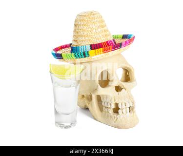 Mexikanischer Sombrero-Hut, menschlicher Schädel und Tequila mit Limette in Glas isoliert auf weiß Stockfoto