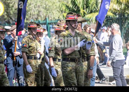 Sydney, Australien, Donnerstag, 25. April 2024. In dem kleinen Vorort Avalon Beach in Sydney sahen Tausende von Menschen den ANZAC Day march und den anschließenden Service im Dunbar Park. DER ANZAC Day in Australien ist ein nationaler Gedenktag, an dem die Australier und Neuseeländer und Verbündeten gefeiert werden, die ihr Leben in der Schlacht gaben. Damit Wir Es Nicht Vergessen. Wir werden uns an sie erinnern. Martin Berry@alamy Live-Nachrichten Stockfoto