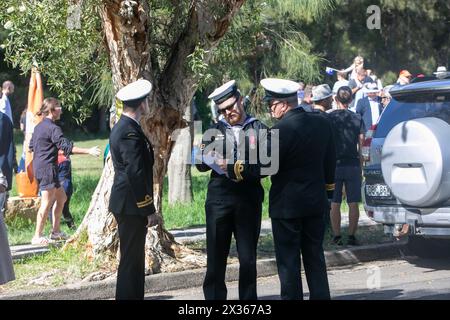 Sydney, Australien, Donnerstag, 25. April 2024. In dem kleinen Vorort Avalon Beach in Sydney sahen Tausende von Menschen den ANZAC Day march und den anschließenden Service im Dunbar Park. DER ANZAC Day in Australien ist ein nationaler Gedenktag, an dem die Australier und Neuseeländer und Verbündeten gefeiert werden, die ihr Leben in der Schlacht gaben. Damit Wir Es Nicht Vergessen. Wir werden uns an sie erinnern. Martin Berry@alamy Live-Nachrichten Stockfoto