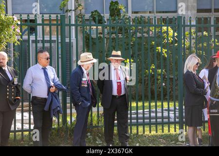 Sydney, Australien, Donnerstag, 25. April 2024. In dem kleinen Vorort Avalon Beach in Sydney sahen Tausende von Menschen den ANZAC Day march und den anschließenden Service im Dunbar Park. DER ANZAC Day in Australien ist ein nationaler Gedenktag, an dem die Australier und Neuseeländer und Verbündeten gefeiert werden, die ihr Leben in der Schlacht gaben. Damit Wir Es Nicht Vergessen. Wir werden uns an sie erinnern. Martin Berry@alamy Live-Nachrichten Stockfoto