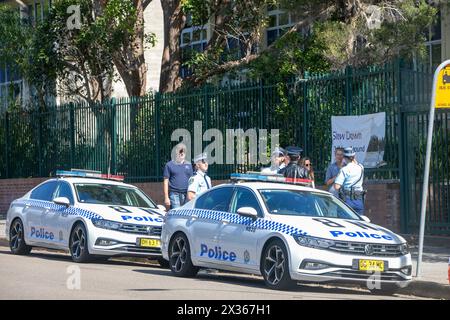 Sydney, Australien, Donnerstag, 25. April 2024. In dem kleinen Vorort Avalon Beach in Sydney sahen Tausende von Menschen den ANZAC Day march und den anschließenden Service im Dunbar Park. DER ANZAC Day in Australien ist ein nationaler Gedenktag, an dem die Australier und Neuseeländer und Verbündeten gefeiert werden, die ihr Leben in der Schlacht gaben. Damit Wir Es Nicht Vergessen. Wir werden uns an sie erinnern. Martin Berry@alamy Live-Nachrichten Stockfoto