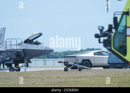 Sanford, Florida, USA, 21. April 2024, F22 Raptor & Cyber Truck während der Orlando Air Show 2024 am Orlando, Sanford International Airport. (Phot Stockfoto