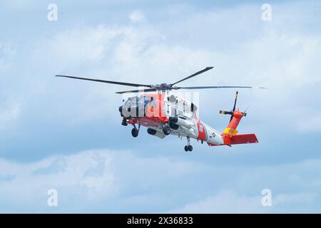 Sanford, Florida, USA, 21. April 2024, die US-Küstenwache machte eine Demo mit ihrem Sikorsky HH-60 Jayhawk Helicopter während der Orlando Air Show 2024 in t Stockfoto