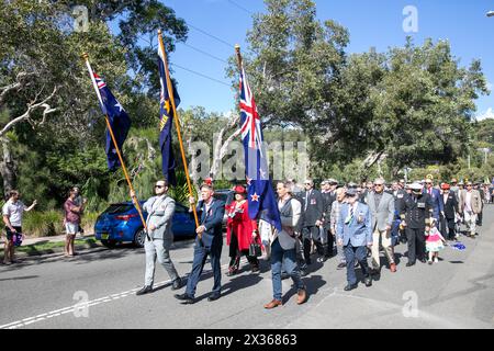 Sydney, Australien, Donnerstag, 25. April 2024. Im kleinen Vorort Avalon Beach in Sydney sahen Tausende von Menschen den ANZAC Day march und den Service, der im Dunbar Park folgte, organisiert von Avalon Beach RSL Sub Branch. DER ANZAC Day in Australien ist ein nationaler Gedenktag, an dem die Australier und Neuseeländer und Verbündeten gefeiert werden, die ihr Leben in der Schlacht gaben. Damit Wir Es Nicht Vergessen. Wir werden uns an sie erinnern. Martin Berry@alamy Live-Nachrichten Stockfoto