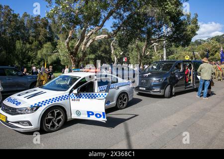 Sydney, Australien, Donnerstag, 25. April 2024. Im kleinen Vorort Avalon Beach in Sydney sahen Tausende von Menschen den ANZAC Day march und den Service, der im Dunbar Park folgte, organisiert von Avalon Beach RSL Sub Branch. DER ANZAC Day in Australien ist ein nationaler Gedenktag, an dem die Australier und Neuseeländer und Verbündeten gefeiert werden, die ihr Leben in der Schlacht gaben. Damit Wir Es Nicht Vergessen. Wir werden uns an sie erinnern. Martin Berry@alamy Live-Nachrichten Stockfoto