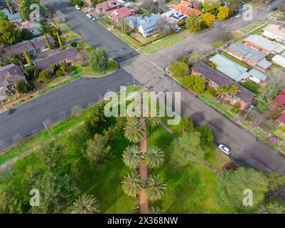 Luftaufnahme von Wohnhäusern und einem Stadtpark rund um eine Kreuzung in Tamworth in New South Wales, Australien. In Tamworth in New South Wales, Australien. Stockfoto