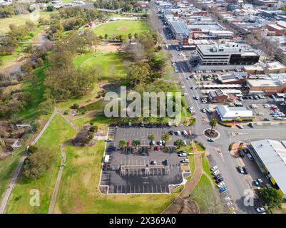 Blick aus der Vogelperspektive auf den Park neben einem geschäftigen Stadtzentrum in Tamworth in New South Wales, Australien. Stockfoto