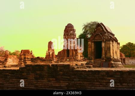 Ruinen von buddhistischen alten Shichara, Dagoba, Stupa in Südthailand, Ayutthaya. Die antike Hauptstadt des Königreichs Ayutthaya, die Sia vorausging Stockfoto