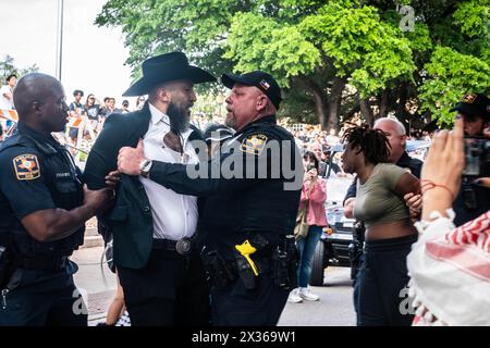 24. April 2024, Austin, Texas, USA: Die Studenten der University of Texas hielten einen friedlichen Protest ab, aber Strafverfolgungsbeamte, einschließlich der State Troopers, schafften es, viele Studenten und einige Fakultäten zu verhaften. Gouverneur von Texas Abbott drückte seine Unterstützung für die Verhaftungen aus, nachdem er letzten Monat einen Befehl erlassen hatte, der die Schulen dazu aufforderte, ihre Politik der Meinungsfreiheit zu aktualisieren und das zu bestrafen, was als "'die Gestalt des Anstiegs antisemitischer Rede und Handlungen auf Universitätsgeländen" beschrieben wurde. Der Gouverneur wählte palästinensische Gruppen aus. (Kreditbild: © Sandra Dahdah/ZUMA Press Wire) NUR REDAKTIONELLE VERWENDUNG! Nicht für kommerzielle ZWECKE! Stockfoto