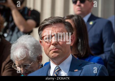 New York, Usa. April 2024. Der Sprecher des House Mike Johnson (R-LA) spricht während einer Pressekonferenz an der Columbia University am 24. April 2024 in New York City. Johnson besuchte den Campus, als Schulverwalter und pro-palästinensische Schülerprotestierende Fortschritte bei den Verhandlungen machten, nachdem die Schule eine Mitternachtsfrist für die Auflösung des Lagers festgelegt hatte und eine Verlängerung um 48 Stunden vereinbart hatte. Johnson hat den Rücktritt des Präsidenten der Columbia University Minouche Shafik gefordert. Quelle: SOPA Images Limited/Alamy Live News Stockfoto