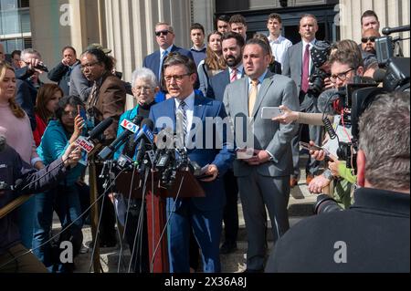 New York, Usa. April 2024. Der Sprecher des House Mike Johnson (R-LA) spricht während einer Pressekonferenz an der Columbia University am 24. April 2024 in New York City. Johnson besuchte den Campus, als Schulverwalter und pro-palästinensische Schülerprotestierende Fortschritte bei den Verhandlungen machten, nachdem die Schule eine Mitternachtsfrist für die Auflösung des Lagers festgelegt hatte und eine Verlängerung um 48 Stunden vereinbart hatte. Johnson hat den Rücktritt des Präsidenten der Columbia University Minouche Shafik gefordert. Quelle: SOPA Images Limited/Alamy Live News Stockfoto