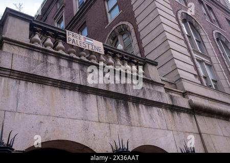 New York, Usa. April 2024. Das Schild der Freien Palästinenser wurde am 24. April 2024 an der Columbia University in New York City gesehen. Der Sprecher des Repräsentantenhauses Mike Johnson besuchte den Campus, als Schulverwalter und pro-palästinensische Schülerprotestierende Fortschritte bei den Verhandlungen machten, nachdem die Schule eine Mitternachtsfrist für die Auflösung des Lagers festgelegt hatte und eine Verlängerung um 48 Stunden vereinbart hatte. Johnson hat den Rücktritt des Präsidenten der Columbia University Minouche Shafik gefordert. Quelle: SOPA Images Limited/Alamy Live News Stockfoto