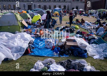 Lager besetzt von pro-palästinensischen Demonstranten auf dem Campus der Columbia University am 24. April 2024 in New York City. Die Volksfront für die Befreiung Palästinas und ein hochrangiger Hamas-Führer erklärten ihre Unterstützung für die nicht genehmigten Zeltlager, die an der Columbia University und anderen amerikanischen Eliteuniversitäten tobten. Der Sprecher des Repräsentantenhauses Mike Johnson besuchte den Campus, als Schulverwalter und pro-palästinensische Schülerprotestierende Fortschritte bei den Verhandlungen machten, nachdem die Schule eine Mitternachtsfrist für die Auflösung des Lagers festgelegt hatte und eine Verlängerung um 48 Stunden vereinbart hatte. Johnson ha Stockfoto