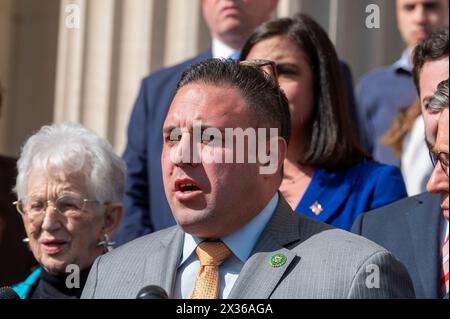 Der US-Repräsentant Anthony D’Esposito (R-NY) spricht während einer Pressekonferenz an der Columbia University am 24. April 2024 in New York. Der Sprecher des Repräsentantenhauses Mike Johnson besuchte den Campus, als Schulverwalter und pro-palästinensische Schülerprotestierende Fortschritte bei den Verhandlungen machten, nachdem die Schule eine Mitternachtsfrist für die Auflösung des Lagers festgelegt hatte und eine Verlängerung um 48 Stunden vereinbart hatte. Johnson hat den Rücktritt des Präsidenten der Columbia University Minouche Shafik gefordert. (Foto: Ron Adar/SOPA Images/SIPA USA) Stockfoto