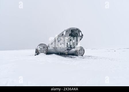 DC3-Flugzeugwrack, Island, fotografiert im Winterschnee Stockfoto