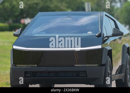 Eingewickelter Tesla CyberTruck Elektro-Pickup-Truck Stockfoto