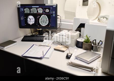 In der modernen Klinik wurden keine Personen von einem MTRA-Arbeitsplatz mit Computer und Dokumenten auf dem Schreibtisch erschossen Stockfoto