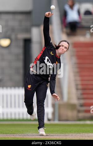 24. April 2024; Emirates Old Trafford, Manchester, England: Rachael Heyhoe Flint Trophy Cricket, Lancashire Thunder V Sunrisers; Mady Villiers of Sunrisers in Bowlingspiel Stockfoto