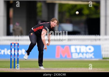 24. April 2024; Emirates Old Trafford, Manchester, England: Rachael Heyhoe Flint Trophy Cricket, Lancashire Thunder V Sunrisers; Grace Scrivens of Sunrisers in Bowlingspiel Stockfoto