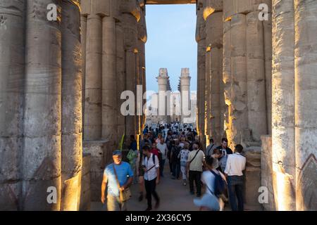 Luxor, Ägypten - 25. November 2023: Touristen besuchen den berühmten Luxor-Tempel in Ägypten mit der beeindruckenden Großen Kolonnadenhalle in der Abenddämmerung Stockfoto