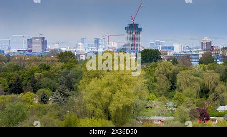 Hamburg, Deutschland. April 2024. Blick auf die Baustelle Elbtower. Mit 244,80 Metern Höhe soll der Wolkenkratzer das dritthöchste Hochhaus Deutschlands werden. Die Bauarbeiten sind derzeit aufgrund der Insolvenz des Bauträgers ausgesetzt. Quelle: Markus Scholz/dpa/Alamy Live News Stockfoto