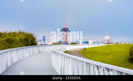 Hamburg, Deutschland. April 2024. Blick auf die Baustelle Elbtower. Mit 244,80 Metern Höhe soll der Wolkenkratzer das dritthöchste Hochhaus Deutschlands werden. Die Bauarbeiten sind derzeit aufgrund der Insolvenz des Bauträgers ausgesetzt. Quelle: Markus Scholz/dpa/Alamy Live News Stockfoto