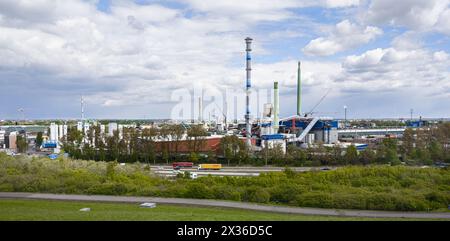 Hamburg, Deutschland. April 2024. Blick auf die Kupferhütte Aurubis im Gewerbegebiet Peute im Hamburger Stadtteil Veddel. Quelle: Markus Scholz/dpa/Alamy Live News Stockfoto