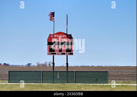 Grand Ridge, Illinois, USA. Das Zelt-förmige Anzeigetafel im Center Field in Wrigley Field West. Stockfoto