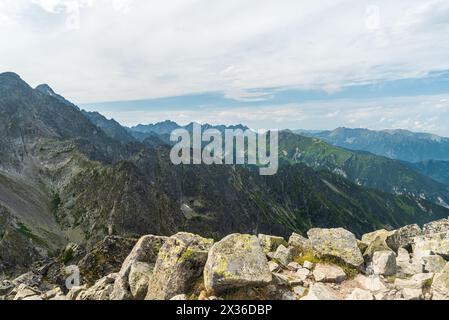 Blick vom Jahnaci Stit Berggipfel im Sommer hohe Tatra in der Slowakei Stockfoto