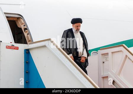 Colombo, Westprovinz, Sri Lanka. April 2024. Der iranische Präsident Ebrahim Raisi trifft am internationalen Flughafen Bandaranaike in Katunayake bei Colombo ein, um ein Energie- und Bewässerungsprojekt einzuleiten, ohne dass sein Innenminister, der wegen eines tödlichen Bombenanschlags im Jahr 1994 verhaftet werden soll, in Begleitung seines Landes. (Kreditbild: © Saman Abesiriwardana/Pacific Press via ZUMA Press Wire) NUR REDAKTIONELLE VERWENDUNG! Nicht für kommerzielle ZWECKE! Stockfoto