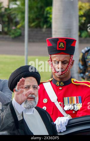 Colombo, Westprovinz, Sri Lanka. April 2024. Der iranische Präsident Ebrahim Raisi winkt bei seiner Ankunft am internationalen Flughafen Bandaranaike in Katunayake in der Nähe von Colombo, um ein Energie- und Bewässerungsprojekt einzuleiten, ohne dass sein Innenminister, der wegen eines tödlichen Bombenanschlags im Jahr 1994 verhaftet werden soll, begleitet wird. (Kreditbild: © Saman Abesiriwardana/Pacific Press via ZUMA Press Wire) NUR REDAKTIONELLE VERWENDUNG! Nicht für kommerzielle ZWECKE! Stockfoto