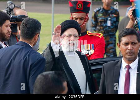 Colombo, Westprovinz, Sri Lanka. April 2024. Der iranische Präsident Ebrahim Raisi winkt bei seiner Ankunft am internationalen Flughafen Bandaranaike in Katunayake in der Nähe von Colombo, um ein Energie- und Bewässerungsprojekt einzuleiten, ohne dass sein Innenminister, der wegen eines tödlichen Bombenanschlags im Jahr 1994 verhaftet werden soll, begleitet wird. (Kreditbild: © Saman Abesiriwardana/Pacific Press via ZUMA Press Wire) NUR REDAKTIONELLE VERWENDUNG! Nicht für kommerzielle ZWECKE! Stockfoto