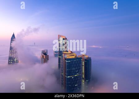 Luftaufnahme der Westbucht des Qatar Energy Building während des Nebels Stockfoto