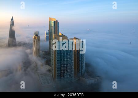 Luftaufnahme der Westbucht des Qatar Energy Building während des Nebels Stockfoto